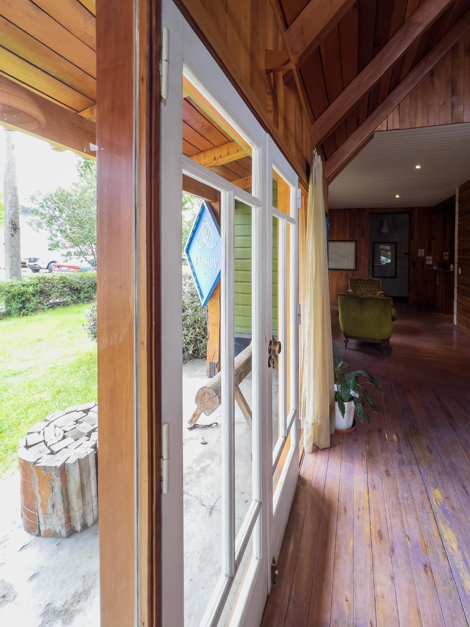 Wesley House Hosteria Boutique Сан-Мартин-де-лос-Андес Экстерьер фото