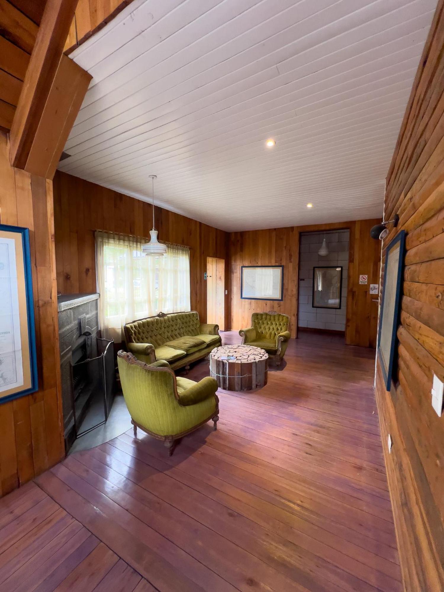 Wesley House Hosteria Boutique Сан-Мартин-де-лос-Андес Экстерьер фото